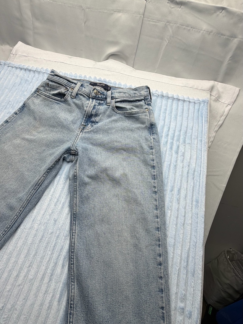 Hollister Light Blue Straight-Leg Jeans - Picture 4 of 10